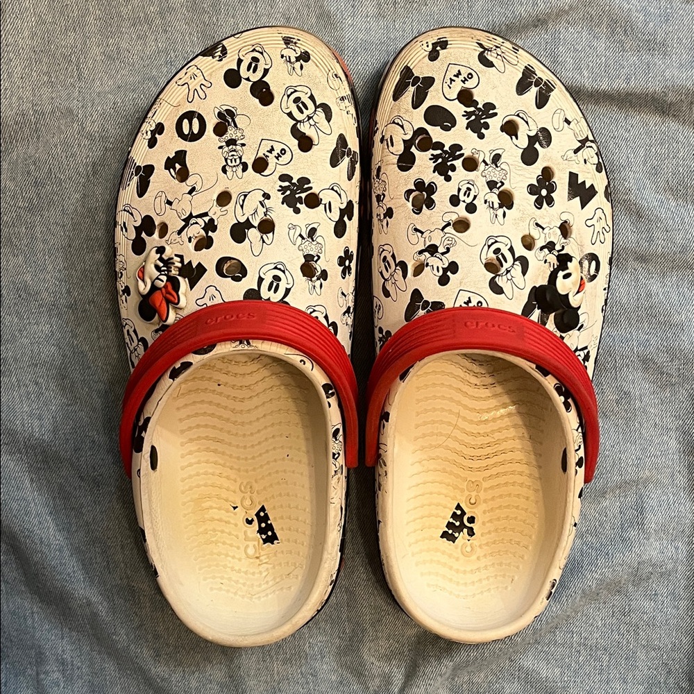 CROCS  men’s size 8 women’s size 10

 Mickey Print Clogs in White with Red Strap